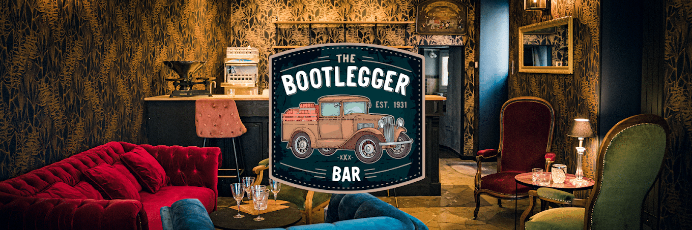 Intérieur vintage du Bootlegger Bar à Bourg-en-Bresse avec des fauteuils en velours rouge et vert, des tables basses et une enseigne rétro
