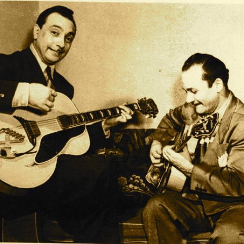 Django Reinhardt et Stéphane Grappelli en pleine performance, deux figures emblématiques du jazz manouche.